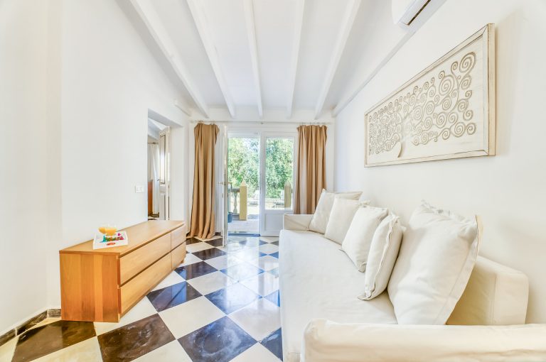 Sala estudio grande y jardin